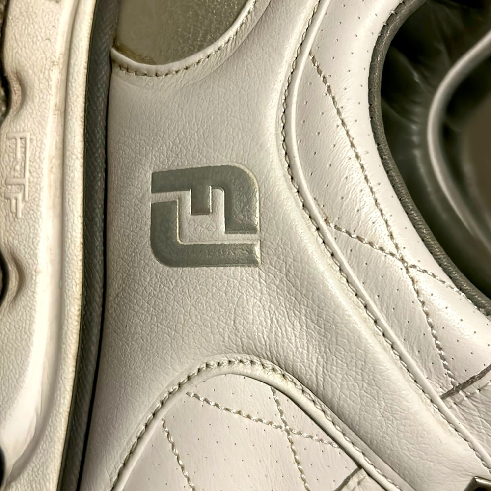 Golf shoe in perfect conditions